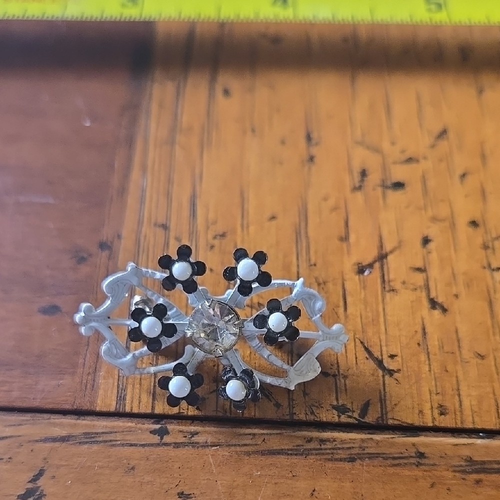 Vintage Brooch, White W Black Lucite Flowers.